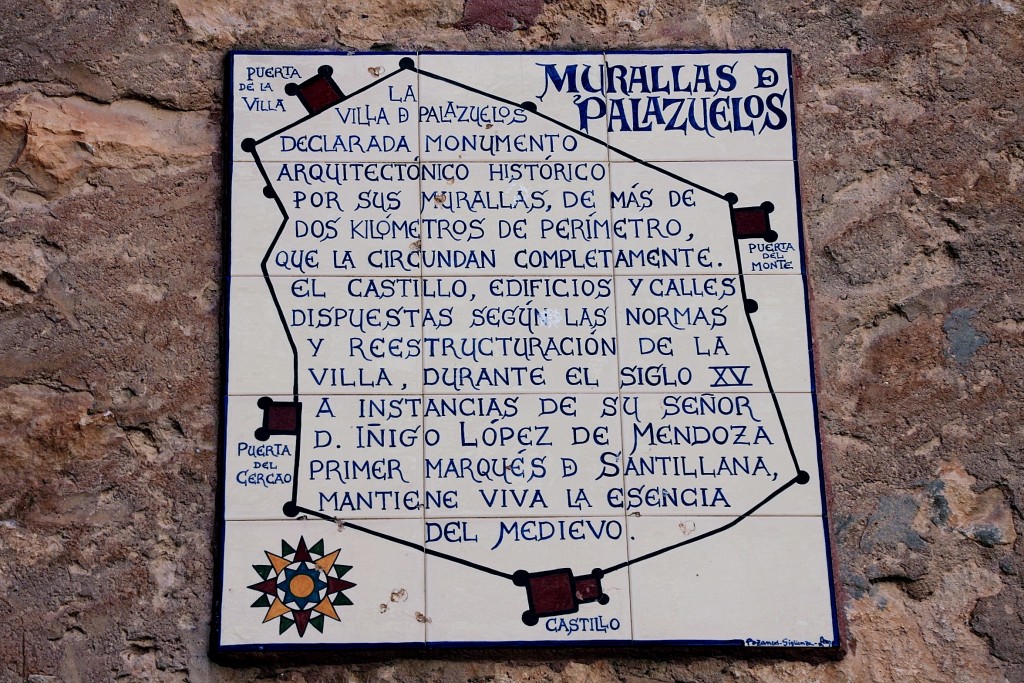 Foto: Placa en la muralla - Palazuelos (Guadalajara), España