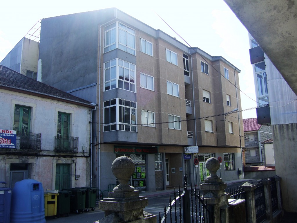 Foto: bande, calle maestro taibo - Bande (Ourense), España