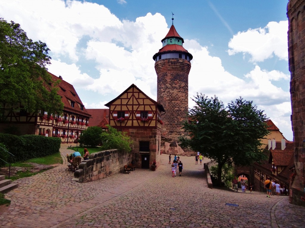 Foto: Tiefer Brunnen und Sinwellturm - Nürnberg (Bavaria), Alemania