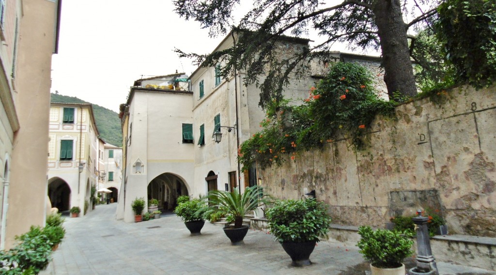 Foto: Centro histórico - Zuccarello (Liguria), Italia