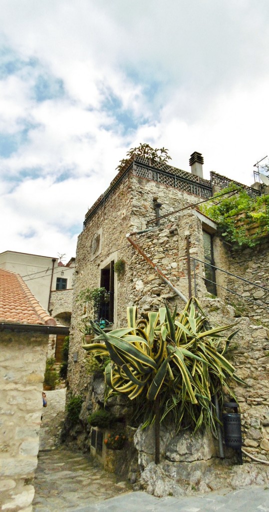 Foto: Centro histórico - Zuccarello (Liguria), Italia