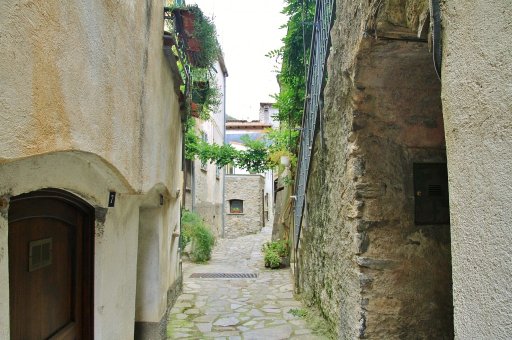 Foto: Centro histórico - Zuccarello (Liguria), Italia