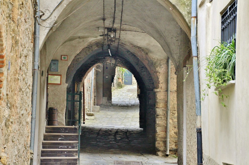 Foto: Centro histórico - Zuccarello (Liguria), Italia