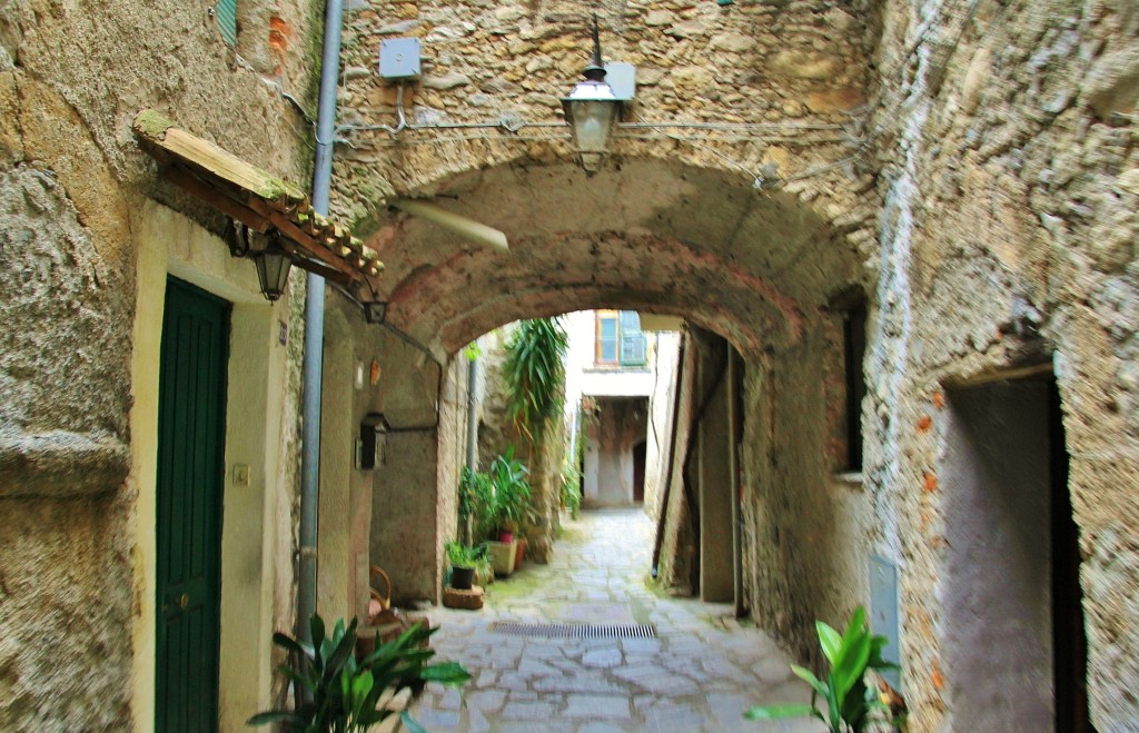 Foto: Centro histórico - Zuccarello (Liguria), Italia