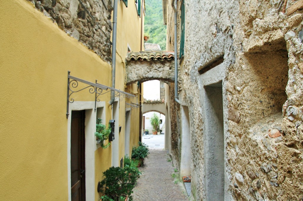 Foto: Centro histórico - Zuccarello (Liguria), Italia