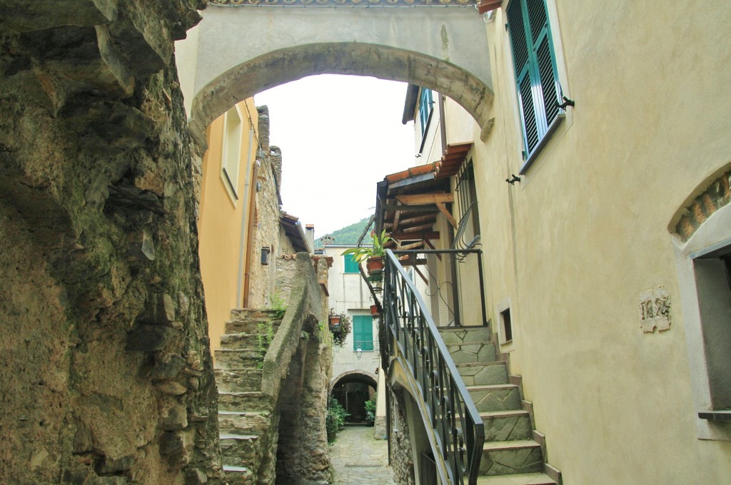 Foto: Centro histórico - Zuccarello (Liguria), Italia