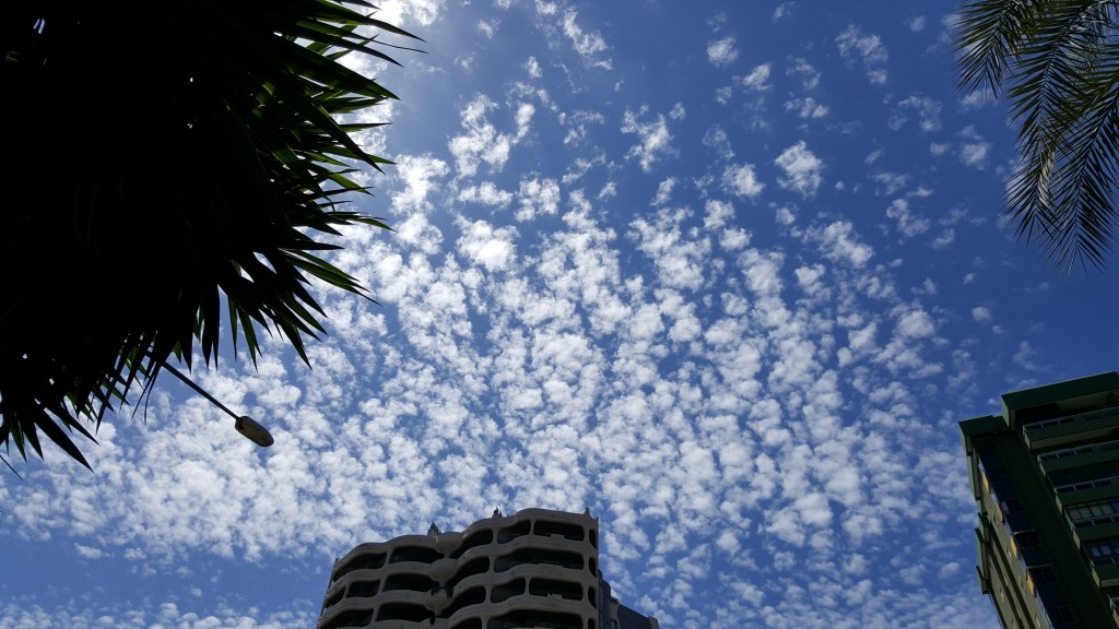 Foto: Cielo abirregado sobre edificio Dalí - Málaga (Andalucía), España