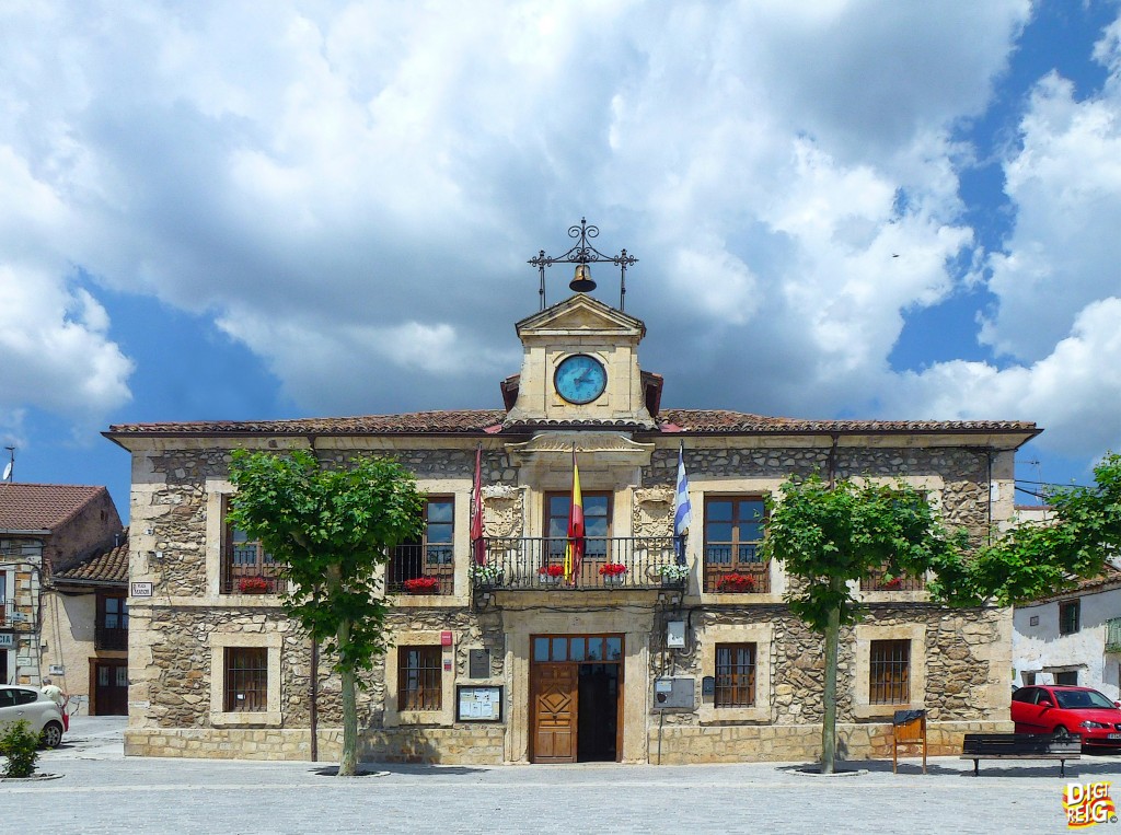 Foto: Ayuntamiento en la Plaza Mayor - Lozoya (Madrid), España