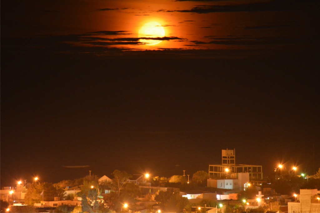 Foto: Sale la luna sobre el mar - Caleta Olivia (Santa Cruz), Argentina