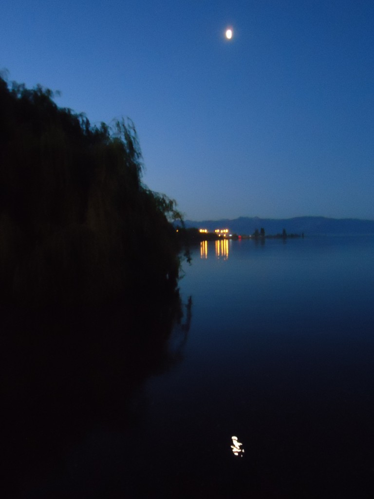 Foto: Luna reflejada - Los Antiguos (Santa Cruz), Argentina