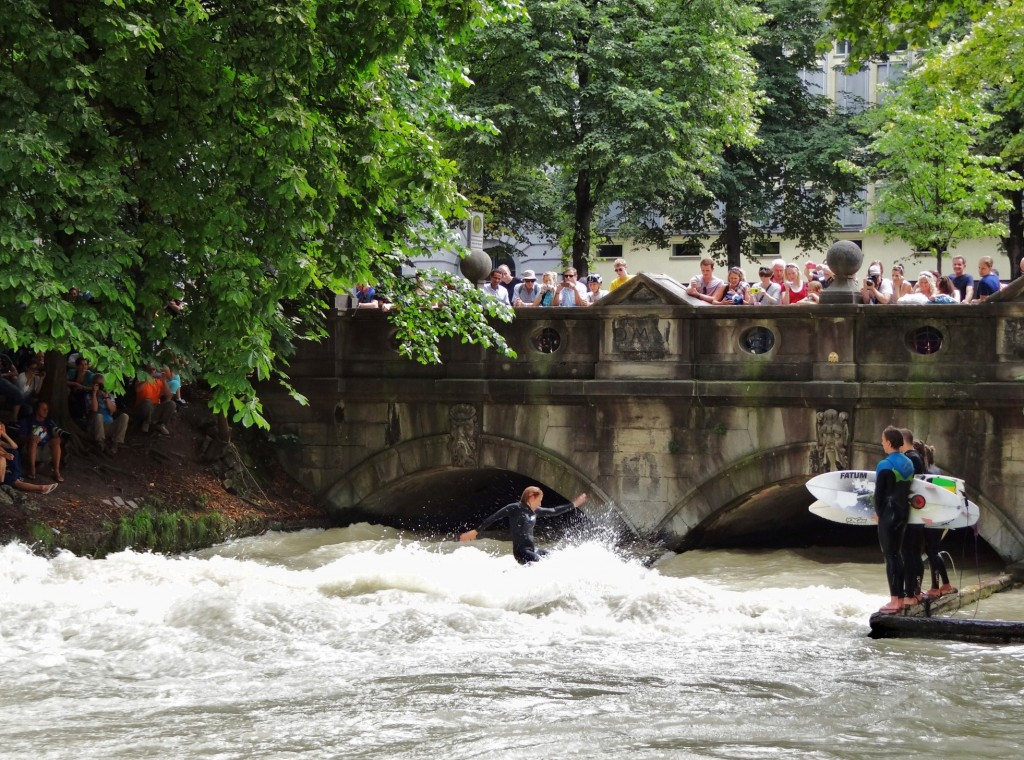 Foto: Eisbachwelle - München (Bavaria), Alemania
