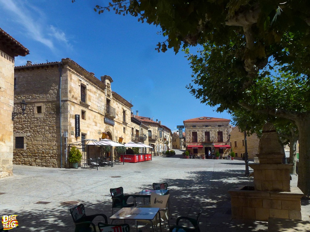 Foto: Plaza Mayor - Santo Domingo de Silos (Burgos), España