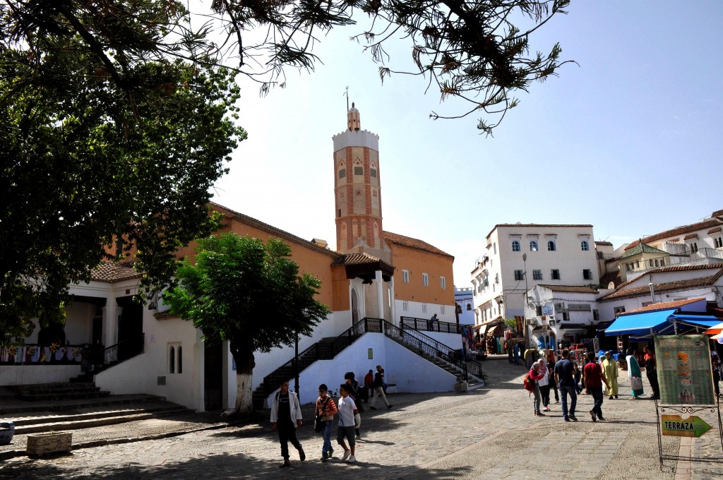 Foto: Plaza con mezquita - Larache (Tanger-Tétouan), Marruecos