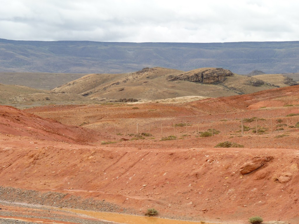 Foto: Tierra colorada, camino al cañadón de las pinturas. - Perito Moreno (Santa Cruz), Argentina