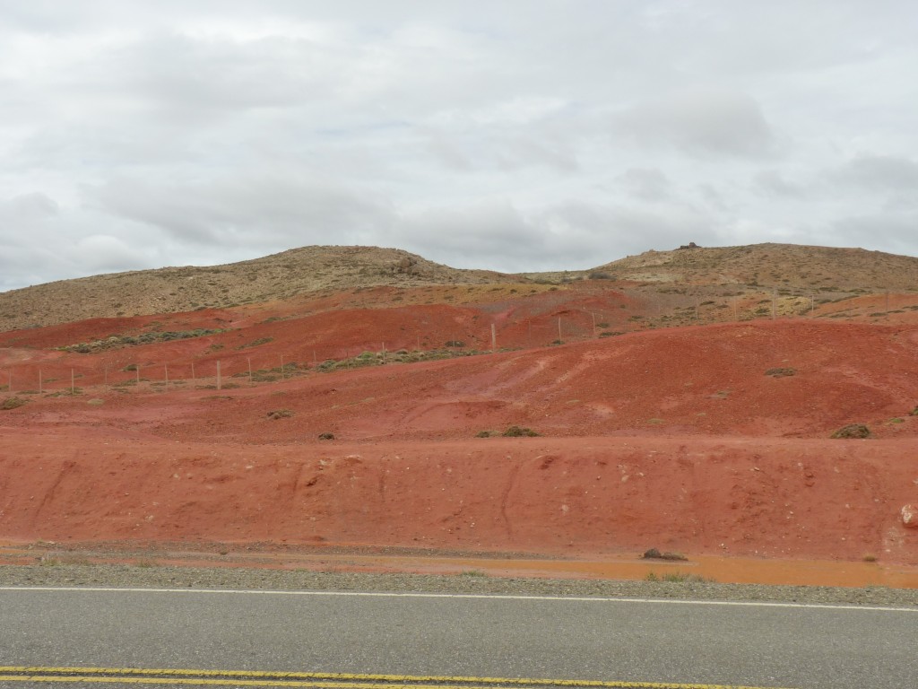 Foto: Tierra colorada, camino al cañadón de las pinturas. - Perito Moreno (Santa Cruz), Argentina
