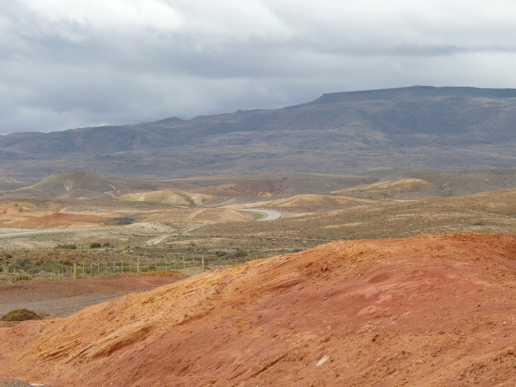 Foto: Tierra colorada, camino al cañadón de las pinturas. - Perito Moreno (Santa Cruz), Argentina