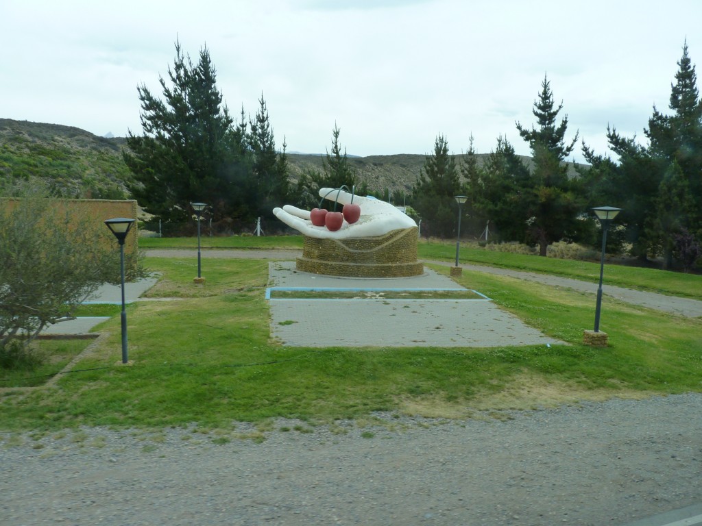 Foto: Monumento a la Cereza - Los Antiguos (Santa Cruz), Argentina