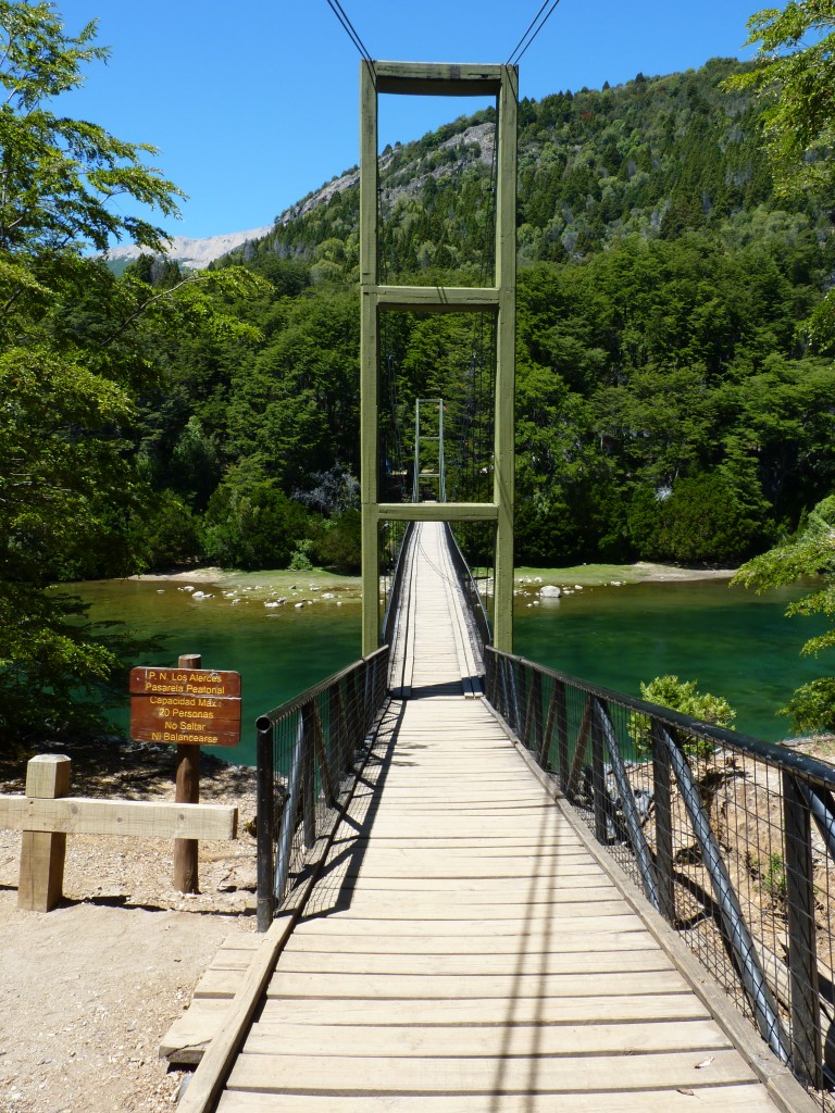 Foto: Pasarela del río Arrayanes. - Parque Nacional Los Alerces (Chubut), Argentina