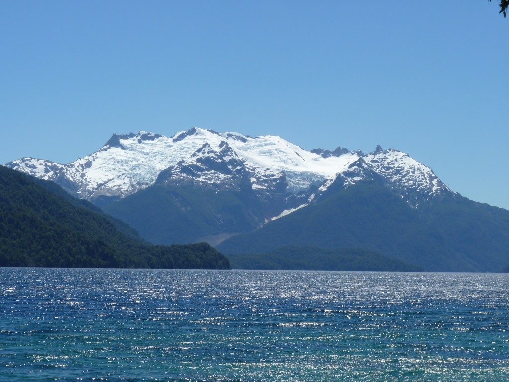 Foto: Lago Menéndez y al fondo el glaciar Torrecillas. - Parque Nacional Los Alerces (Chubut), Argentina
