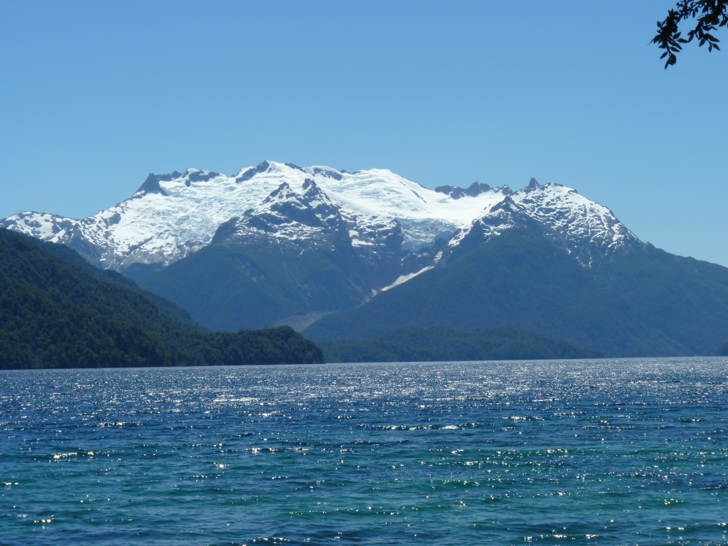 Foto: Lago Menéndez y al fondo el glaciar Torrecillas. - Parque Nacional Los Alerces (Chubut), Argentina