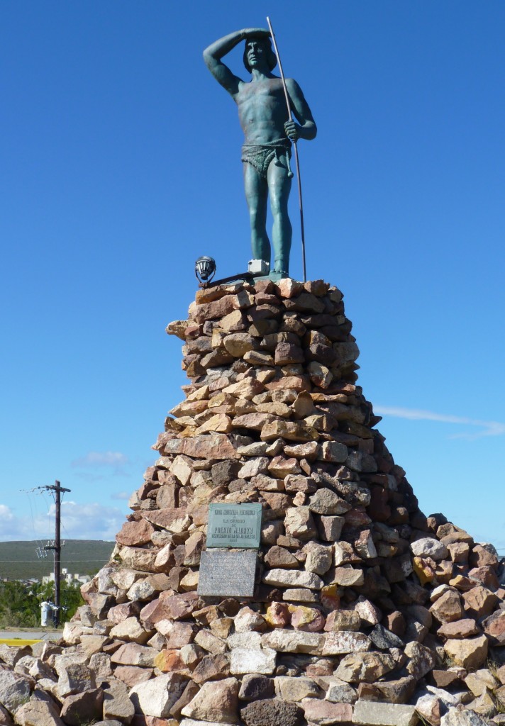 Foto: Monumento al tehuelche. - Puerto Madryn (Chubut), Argentina
