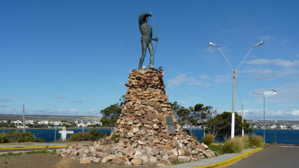 Foto: Monumento al indio tehuelche. - Puerto Madryn (Chubut), Argentina