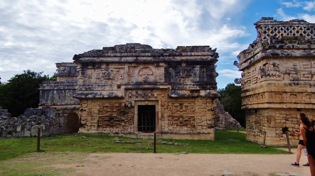 Foto: La Casa De Las Monjas y La Iglesia - Tinum (Yucatán), México
