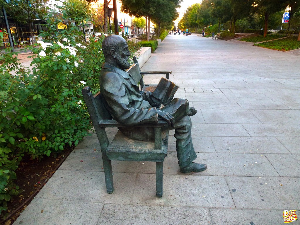Foto: Escultura de Pedro Antonio de Alarcón. - Granada (Andalucía), España