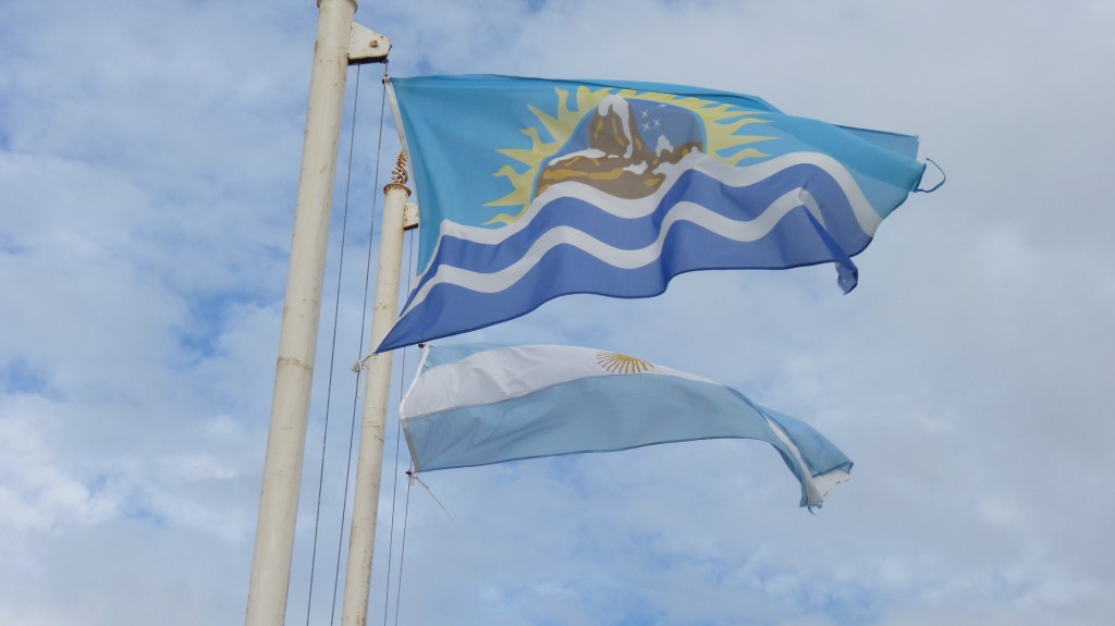 Foto: Banderas de la Provincia de Santa Cruz y de la República Argentina. - Puerto San Julián (Santa Cruz), Argentina