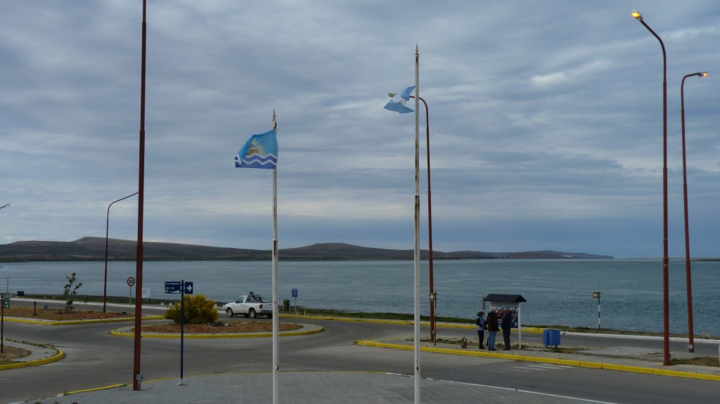 Foto: Costanera: Banderas de la Provincia de Santa Cruz y de la República Argentina. - Puerto San Julián (Santa Cruz), Argentina