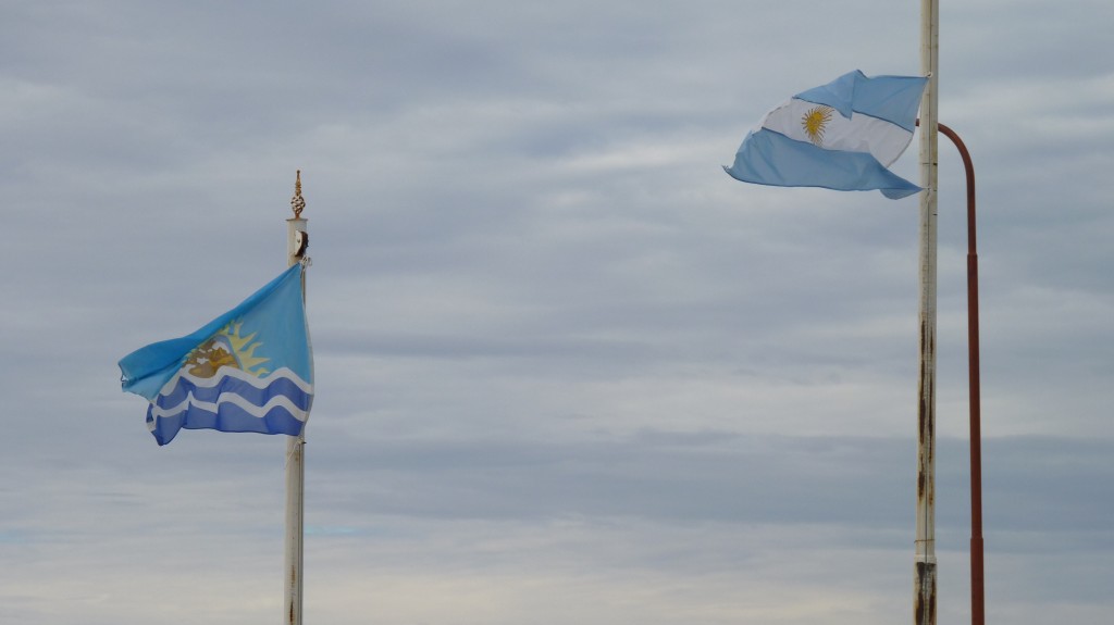Foto: Banderas de la Provincia de Santa Cruz y de la República Argentina. - Puerto San Julián (Santa Cruz), Argentina