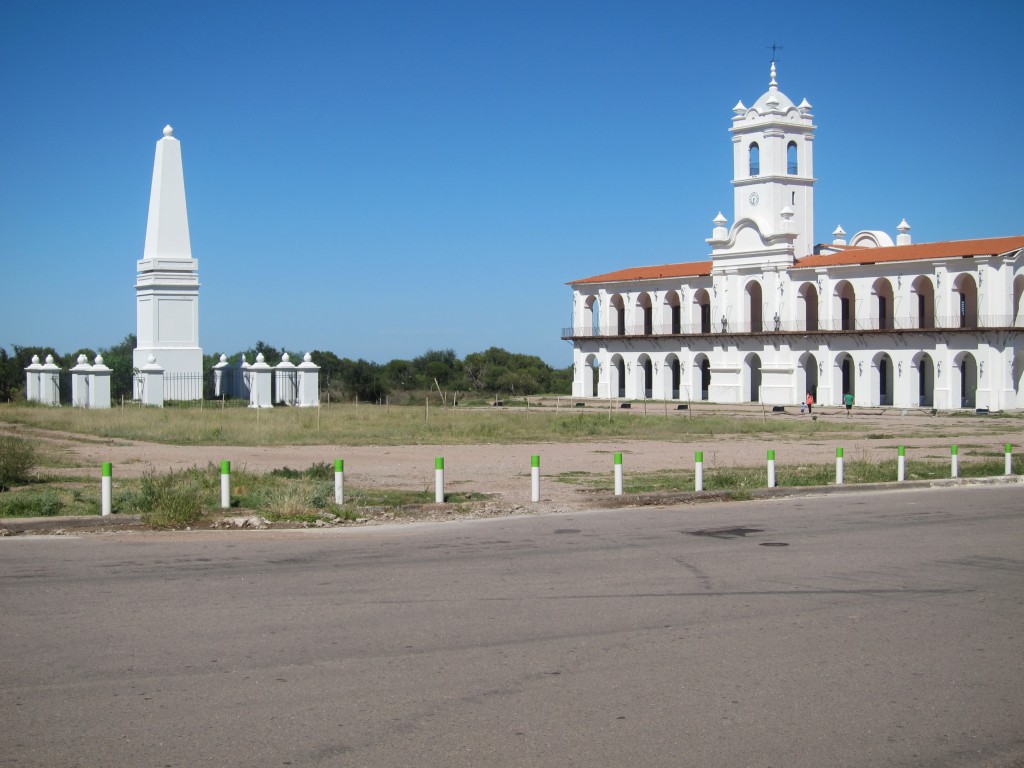 Foto: Réplica del Cabildo de Buenos Aires y Pirámide de Mayo. - La Punta (San Luis), Argentina
