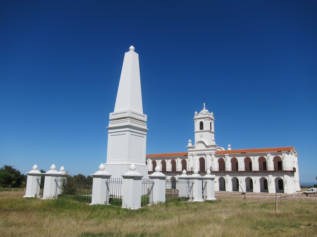 Foto: Réplica del Cabildo de Buenos Aires y Pirámide de Mayo. - La Punta (San Luis), Argentina