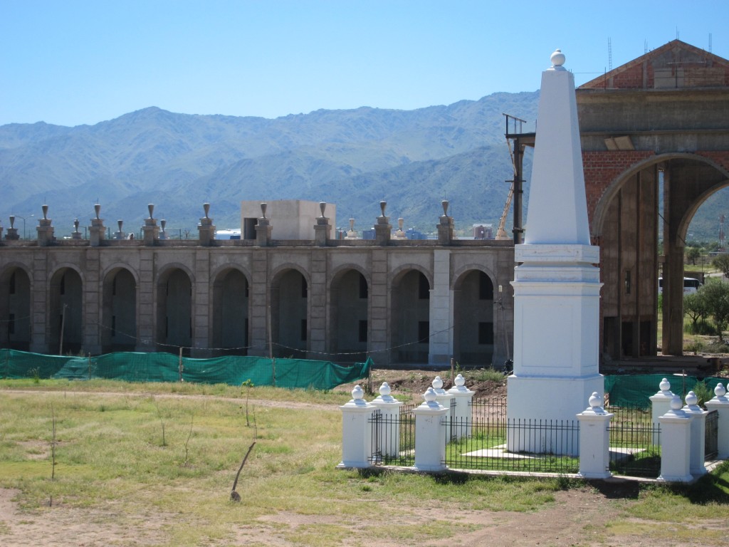 Foto: Réplica del Cabildo de Buenos Aires, Pirámide de Mayo y La Recoba. - La Punta (San Luis), Argentina