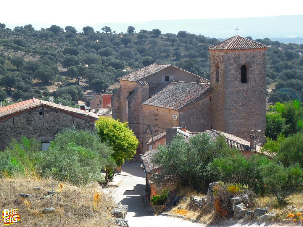 Foto: Iglesia desde el camino de la ermita - Torrebeleña (Guadalajara), España