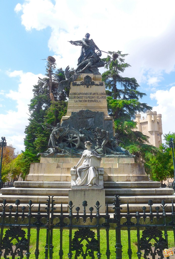Foto: Monumento a los Capitanes D.Luis Daoiz y D.Pedro Velarde - Segovia (Castilla y León), España