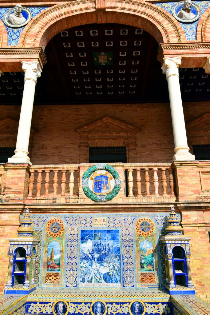 Foto: Oviedo representada en un banco de la Plaza de España - Sevilla (Andalucía), España