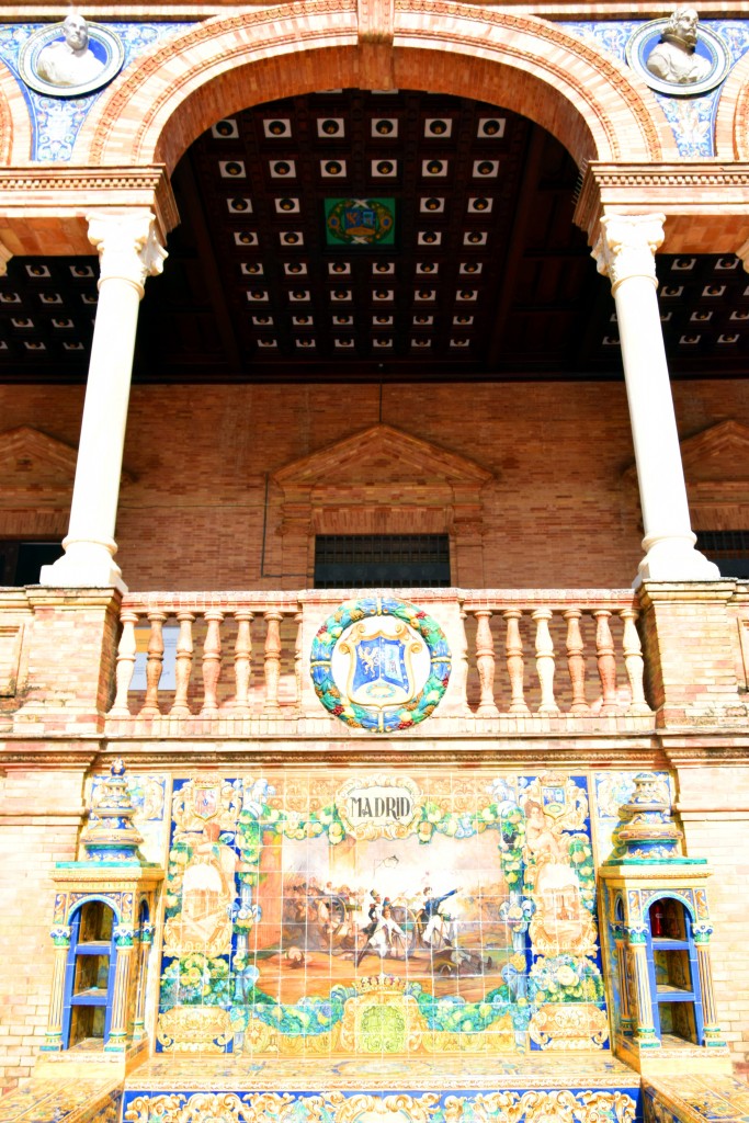 Foto: Madrid representada en un banco de la Plaza de España - Sevilla (Andalucía), España