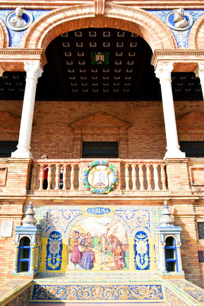 Foto: Coruña representada en un banco de la Plaza de España - Sevilla (Andalucía), España
