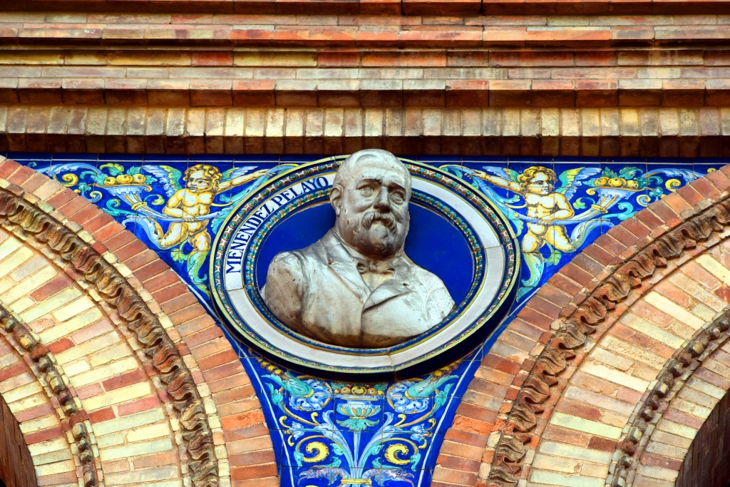 Foto: Menendez Pelayo su busto representado en la Plaza de España sevillana - Sevilla (Andalucía), España