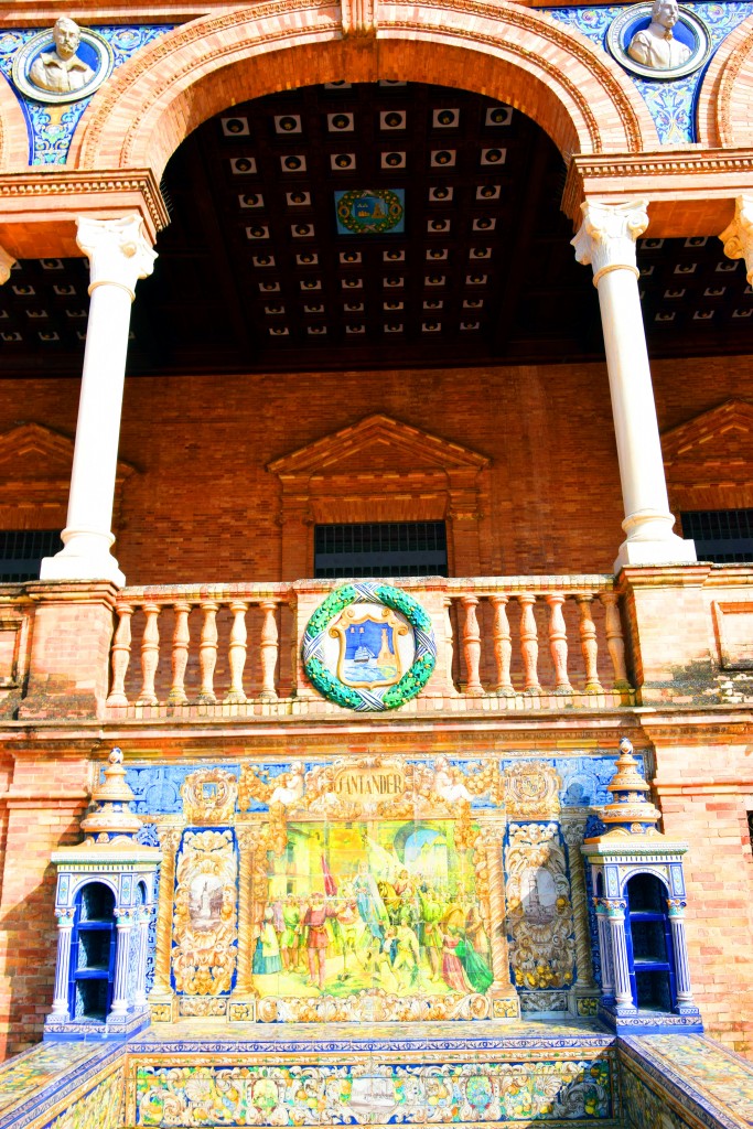 Foto: Santander representada en un banco de la Plaza de España - Sevilla (Andalucía), España