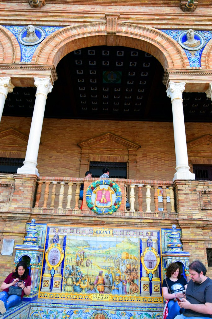 Foto: Alicante representada en un banco de la Plaza de España - Sevilla (Andalucía), España