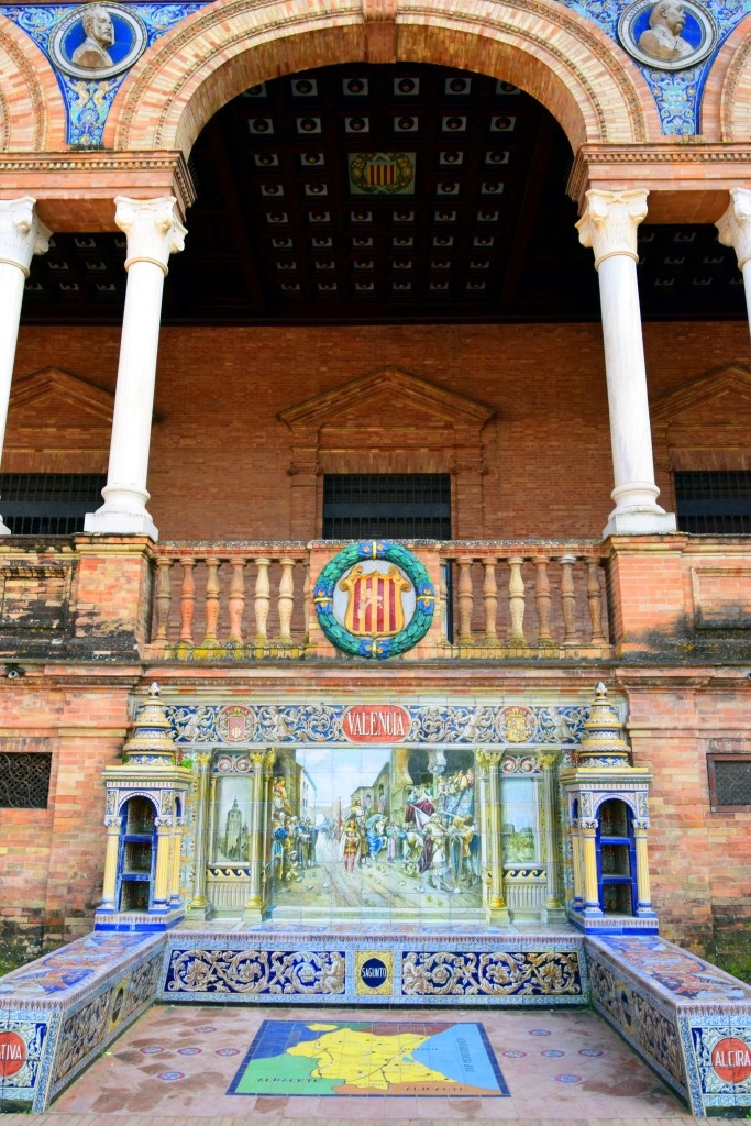 Foto: Valencia  representada en un banco de la Plaza de España - Sevilla (Andalucía), España