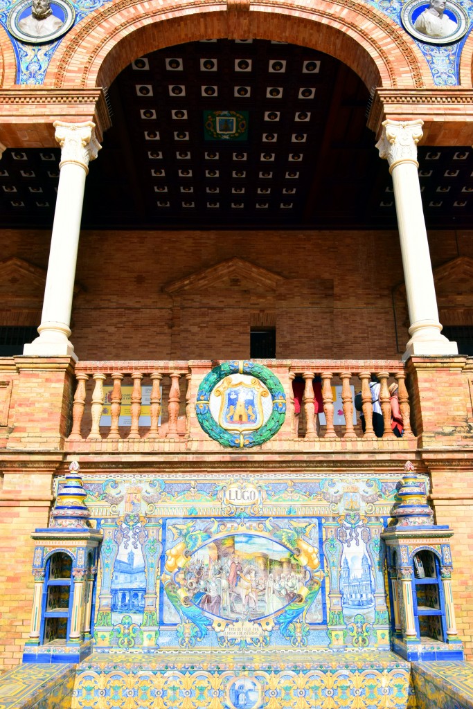 Foto: Lugo representada en un banco de la Plaza de España - Sevilla (Andalucía), España