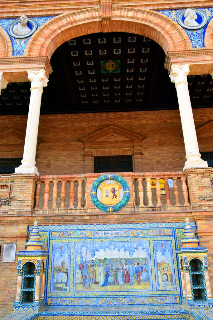Foto: Cáceres representada en un banco de la Plaza de España - Sevilla (Andalucía), España