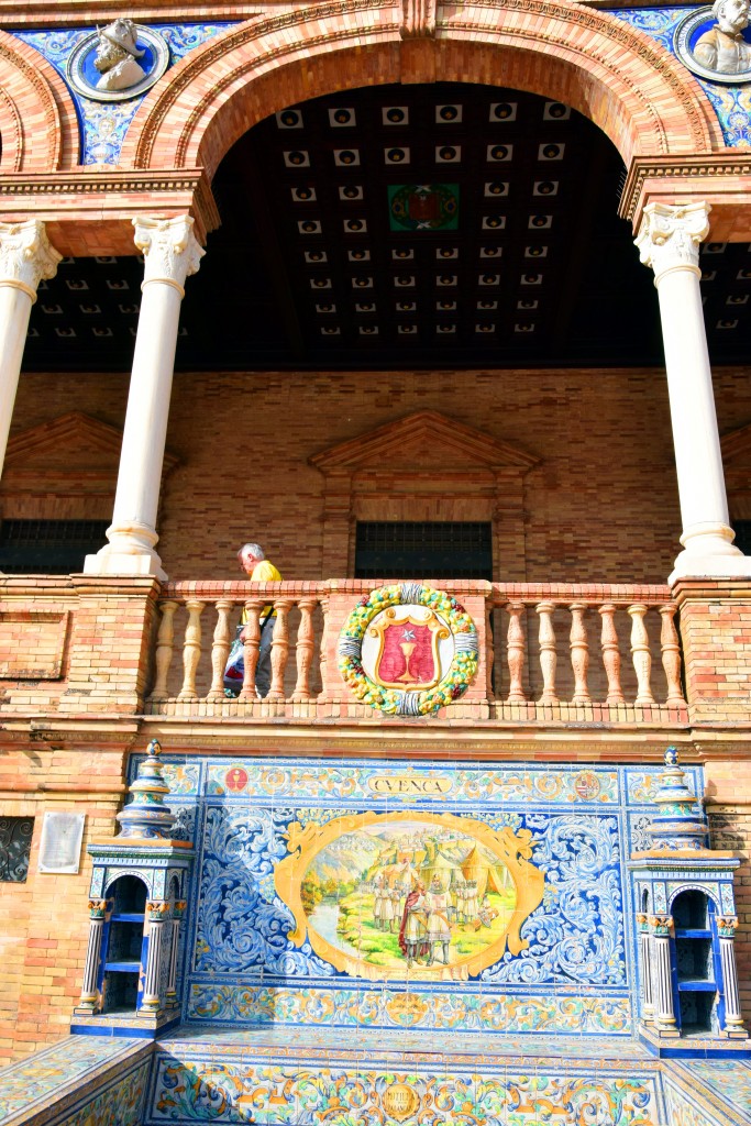 Foto: Cuenca representada en un banco de la Plaza de España - Sevilla (Andalucía), España
