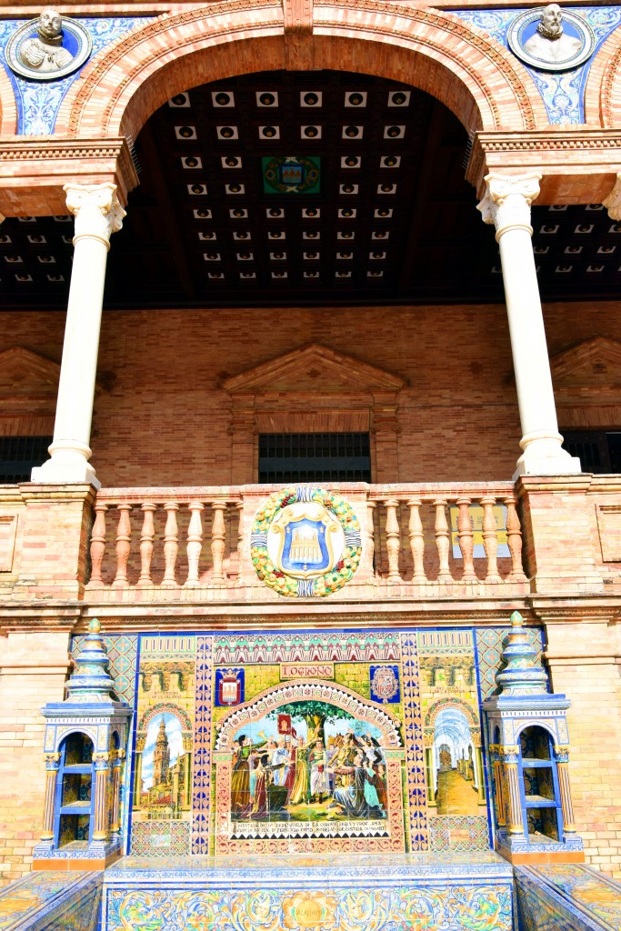 Foto: Logroño representada en un banco de la Plaza de España - Sevilla (Andalucía), España