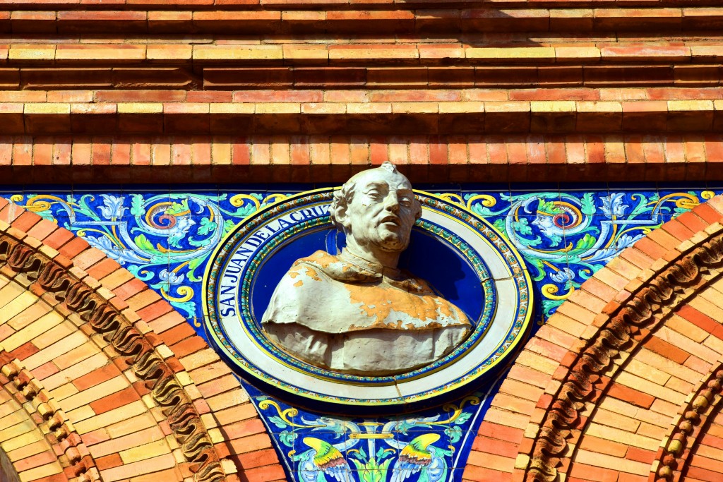 Foto: San Juan de la Cruz su busto representado en la Plaza de España sevillana - Sevilla (Andalucía), España