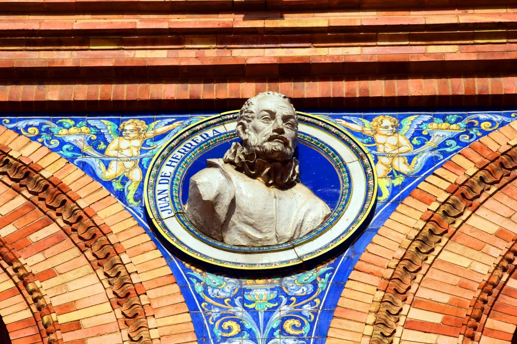 Foto: Juan de Herrera su busto representado en la Plaza de España sevillana - Sevilla (Andalucía), España