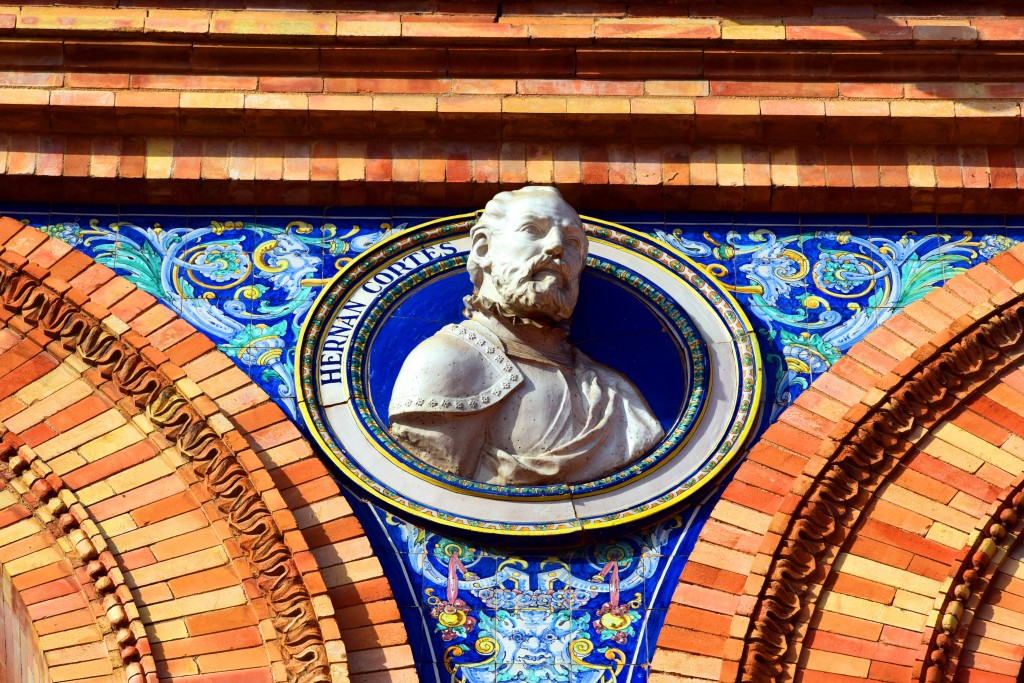Foto: Hernan Cortés su busto representado en la Plaza de España sevillana - Sevilla (Andalucía), España